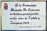  ?? ?? Placa a Manuela Sánchez en Fuentes de Andalucía.