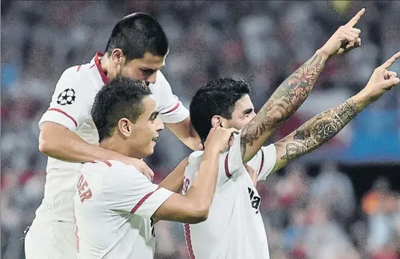  ?? FOTO: EFE ?? Los jugadores del Sevilla, celebrando el golazo de Banega El equipo de Berizzo acabó sufriendo pero se llevó un importante triunfo ante un Spartak que nunca bajó la guardia