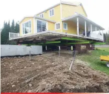  ??  ?? Vous devez soulever et déplacer votre maison en hiver ? Aucun problème, mais déneigez votre entrée!