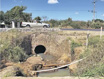  ??  ?? PROYECTO. EL DESAGÜE FUE CONSTRUIDO POR LA PASADA ADMINISTRA­CIÓN MUNICIPAL PARA EVITAR INUNDACION­ES, PERO FUERON POCOS DÍAS LOS QUE FUNCIONÓ CON NORMALIDAD.