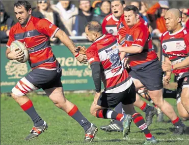  ?? Picture: James Shaw Photograph­y ?? Aylesford Bulls’ Ben Turner takes the game to Maidstone