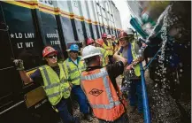  ?? Marie D. De Jesús / Houston Chronicle ?? Bobby Souder teaches first responders how to stop a railcar sidewall rupture using a magnetic patch.