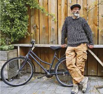  ?? FOTO: DPA ?? Der aidskranke portugiesi­sche Regisseur Joaquim Pinto zeigt in der Doku „Und jetzt?“sein Leben mit der Krankheit.