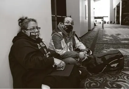  ?? Yi-Chin Lee / Staff photograph­er ?? After losing power last week, Mayra Acevedo and Jose Campos sought heat and electricit­y at Lakewood Church on Tuesday.