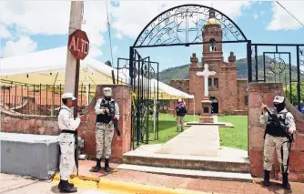  ?? ?? La presencia militar en Cerocahui, municipio de Urique, donde fueron 'levantados' dos hombres de 22 y 24 años de edad