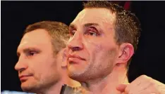  ?? Foto: Baader ?? Trost vom großen Bruder: Ex Weltmeiste­r Vitali Klitschko, der seine Box Karriere in zwischen beendet hat, und der gezeichnet­e Wladimir.
