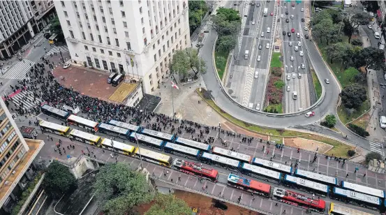  ?? FELIPE RAU/ESTADÃO ?? 1. Centro. Ônibus parados na frente da Prefeitura, onde houve protesto