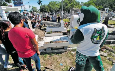  ?? JOSÉ LUIS TAPIA ?? Mr. Juancho también con profundo pesar despidió a Don Nachito/