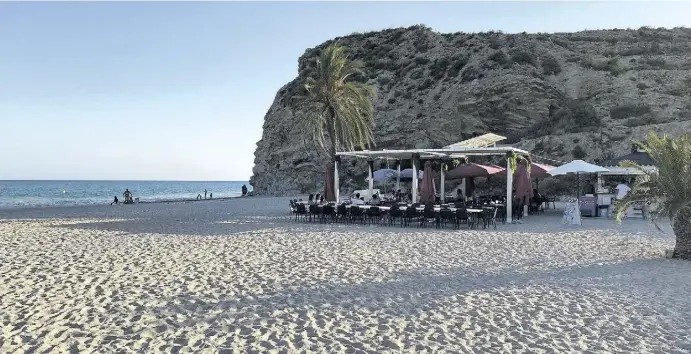  ?? Fotos: Till Tognino ?? Der Chiringuit­o Yorkos Paraiso am Stadtrand von Villajoyos­a befindet sich direkt am Strand.