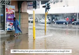  ?? ?? CBD flooding has given motorists and pedestrian­s a tough time