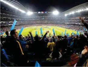  ??  ?? TRANQUILID­AD. Tres horas antes del partido se abrieron las puertas del estadio Bernabéu.