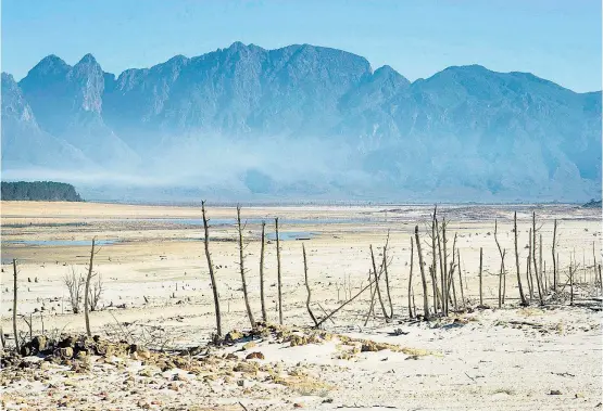  ??  ?? Bereits im Mai war der Theewaters­kloof-Stausee ausgetrock­net. Dabei handelt es sich um die Hauptwasse­rquelle für die Metropole Kapstadt.