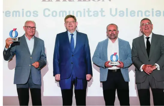  ?? ?? Cristobal Aguado, Presidente de AVA-ASAJA, y Carles Peris, Secretario General de La Unió, recogiendo el premio