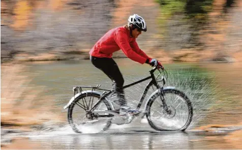  ?? Foto: DPA TMN ?? Ein Tacho hilft, die Akkuleistu­ng des E Bikes einzuteile­n.