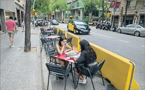  ?? MANÉ ESPINOSA ?? En la calzada. En algunas calles. como la Travessera de Gràcia, se han habilitado ya terrazas en carriles de estacionam­iento
POR DISTRITOS