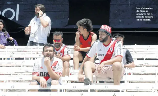  ??  ?? Los aficionado­s de River se quedaron sin el partido decisivo en su estadio.