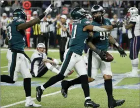  ?? MATT YORK - THE ASSOCIATED PRESS ?? The Philadelph­ia Eagles’ Derek Barnett (96) celebrates after recovering a fumble by the New England Patriots’ Tom Brady, sitting, during the second half of Super Bowl 52 Sunday, in Minneapoli­s.