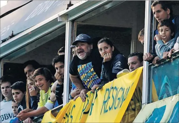  ?? MARCOS BRINDICCI / REUTERS ?? Maradona, con gorra y barba de varios días, anima al Boca en el día del regreso de Tévez