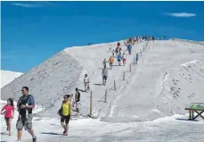  ??  ?? Der Aussichtsb­erg aus Salz ist hart und spröde wie Beton.