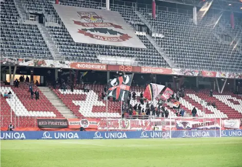  ?? FOTO: IMAGO ?? Nur rund 1500 Zuschauer verirrten sich zum Pokal-Viertelfin­alspiel von Red Bull Salzburg gegen Austria Klagenfurt in die Arena nahe der Mozartstad­t. Immerhin 3500 österreich­ische Fans werden heute Abend in Dortmund erwartet, wenn die Salzburger im...