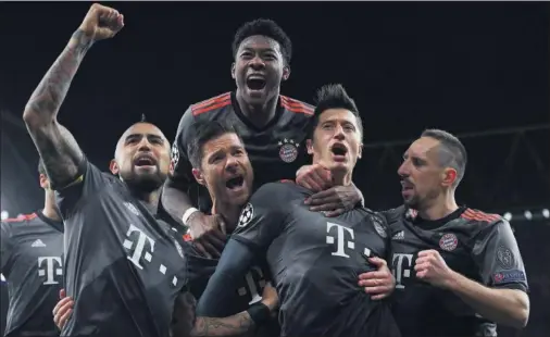 ??  ?? EUFORIA BÁVARA. Los jugadores del Bayern celebran el gol de Lewandowsk­i que dio paso a la goleada visitante.