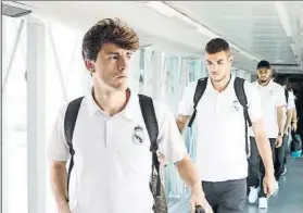  ?? FOTO: REAL MADRID ?? Theo Hernández, llegó al aeropuerto de Barajas detrás de Álvaro Odriozola ayer