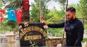  ??  ?? Scandale. Abdullah Catli (à dr., en 1996), figure légendaire des Loups gris, a trouvé la mort le 3 novembre 1996 dans un accident d’auto qui a révélé ses liens avec les hautes sphères de la police et de la mafia. Le militant franco-turc Ahmet Cetin, condamné en France pour « incitation à la haine », est allé se recueillir sur sa tombe.