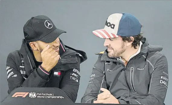  ?? FOTO: AP ?? Lewis Hamilton y Fernando Alonso se mostraron muy cercanos en la rueda de prensa previa al GP de Estados Unidos de F1, charlando, sonriendo y haciendo bromas