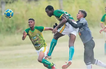  ??  ?? FIGURA. El volante Allan Catalán, del Atlético Limeño, supera la salida del portero Wilson Urbina, del Olancho FC, ayer en el estadio Milton Flores, de La Lima, Cortés.