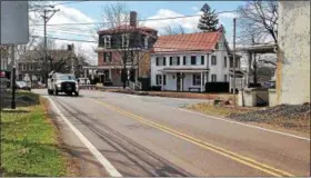  ?? BOB KEELER — DIGITAL FIRST MEDIA ?? Plans for a new traffic light at the five points intersecti­on in Lederach could be changed under a suggestion made at a March 14 meeting. The new proposal would make a portion of Old Skippack Pike one way leading away from Route 113, but would allow...