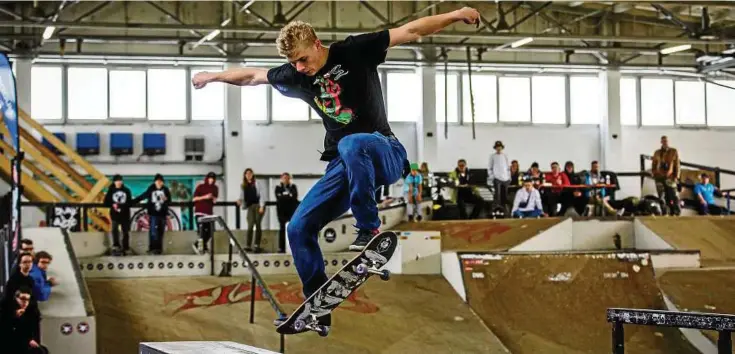  ??  ?? Zig Skater versammelt­en sich am Samstag in der Skaterhall­e Mühlhausen und zeigten ihr Können zur ersten Thüringer Meistersch­aft. Fotos: Sascha Willms ()