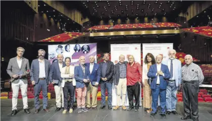  ?? ?? Foto de familia de los autores homenajead­os, durante el acto celebrado en el teatro Cartuja Center de Sevilla.