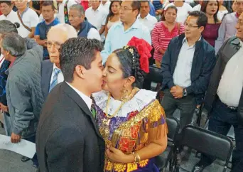  ??  ?? Los 5 mil 414 enlaces que se concretaro­n en el país, 205 se llevaron a cabo en diferentes regiones de Oaxaca, como parte de campañas gratuitas para dar certeza legal a las personas que viven en unión libre.