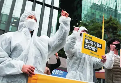  ?? EFE ?? Un grupo de manifestan­tes protesta contra el plan de vertidos nipón frente a la Embajada de Japón en Corea del Sur