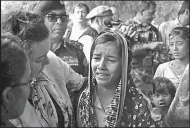  ??  ?? British United Nations Ambassador Karen Pierce consoles a twelve-year-old Rohingya refugee near Cox’s Bazar, in Bangladesh. (Photo: Reuters)