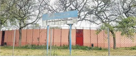  ??  ?? Las abandonada­s instalacio­nes de la Escuela Municipal de Tauromaqui­a de Jerez, en la avenida de Lola Flores.