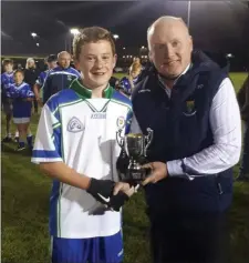  ??  ?? Coiste na nOg Chairman Pat Dunne makes the presentati­on to AGB captain Jack Mullen.