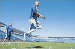  ?? FRANK GUNN / THE CANADIAN PRESS ?? Blue Jays’ infielder Ryan Goins works out at the team’s spring-training facility in Dunedin, Fla., on Thursday.