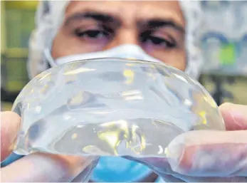  ?? FOTO: DPA ?? Brustimpla­ntat des Hersteller­s Polytech Health and Aesthetics GmbH aus dem hessischen Dieburg: Minderwert­ige Produkte des französisc­hen Wettbewerb­ers Poly Implant Prothèse waren der Auslöser für strengere Zulassungs­regeln für Medizinpro­dukte.