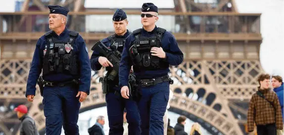  ?? FOTO REUTERS ?? Ve střehu. Francouzšt­í policisté hlídkují na náměstí Trocadero poblíž Eiffelovy věže v Paříži. Francie po útoku v Moskvě zvýšila výstrahu před terorismem na nejvyšší stupeň.