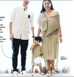  ?? STEFANI ANGELIA FOR JAWA POS ?? SEDIAKAN WAKTU: Glen Soetanto dan Stefani Angelia mendamping­i putrinya, Ashley Faith Soetanto.