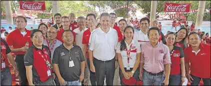  ??  ?? John Murphy (center), The Coca-Cola Company Asia Pacific Group president, joins Coca-Cola Philippine­s officials during a meeting with potential 5by20 STAR Program scholars held at the Severo Duterte National Elementary School in Danao, Cebu....