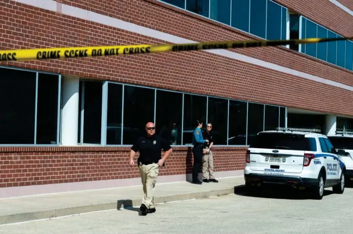  ?? Photograph: Cliff Owen/AP ?? Crime scene tape at the scene of the attack in Fairfax, Virginia. Connolly told CNN the attacker used a metal bat.