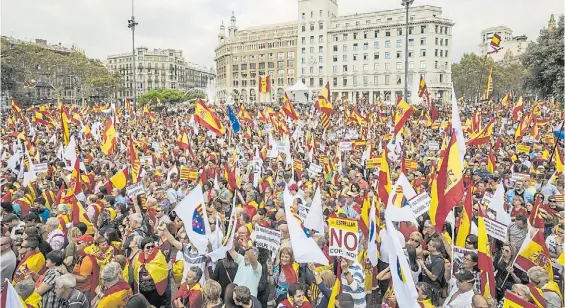  ?? DPA ?? Júbilo. Una multitud participa en Barcelona de las celebracio­nes por la Fiesta de la Unidad española. El acto central tuvo lugar en Madrid.