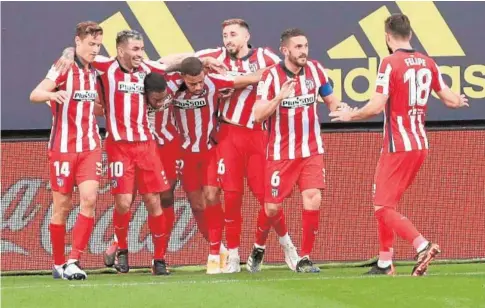  ?? REUTERS ?? Los jugadores del Atlético celebran con Koke el cuarto gol