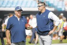  ?? PHELAN M. EBENHACK/AP ?? Tennessee Titans head coach Mike Vrabel, right, talks with defensive coordinato­r Dean Pees during warmups last month in Jacksonvil­le, Fla.