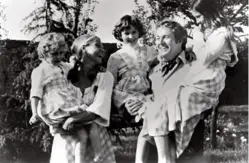  ??  ?? En famille en 1970 : Pierrette et ses trois filles, Marine à gauche, Yann et Marie-Caroline.