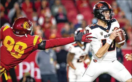  ?? KATELYN MULCAHY/GETTY IMAGES/TNS 2021 ?? USC’S Drake Jackson (left) goes after Oregon State’s Chance Nolan in their Sept. 25 game in Los Angeles. Jackson had five sacks, a forced fumble and intercepti­on in 10 games with the Trojans last season as a junior.