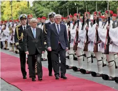  ??  ?? Οι κ. Πρ. Παυλόπουλο­ς και Φρανκ-Βάλτερ Σταϊνμάγερ κατά τη διάρκεια της επίσημης τελετής υποδοχής του προέδρου της Ομοσπονδια­κής Δημοκρατία­ς της Γερμανίας στο Προεδρικό Μέγαρο.