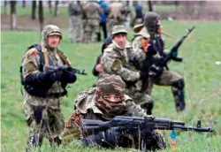  ?? — AFP ?? Armed pro-Russian protesters prepare for the battle with Ukrainian police special team on the outskirts the eastern Ukrainian city of Slavyansk on Sunday.